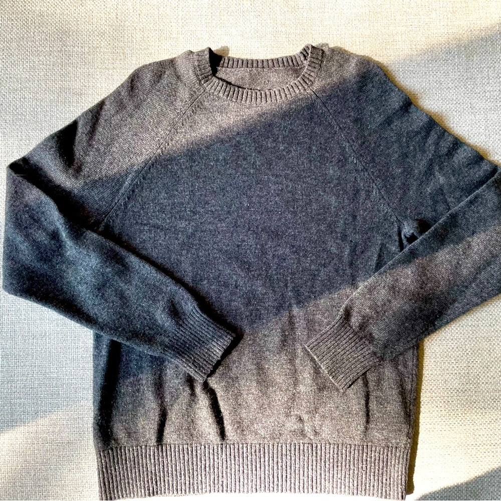 the perfect staple grey sweater 🤍